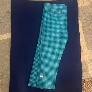 EUC Under Armour star pattern capri athleisure pants. Dark blue with aqua stars.